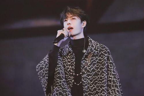 王一博群演爆料视频,揭秘明星幕后幕后故事  第3张